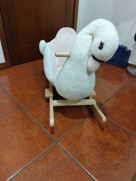 Baloiço de madeira em forma de cisne