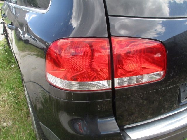 lampa tylna tył prawa lewa w błotnik touareg 7l eu