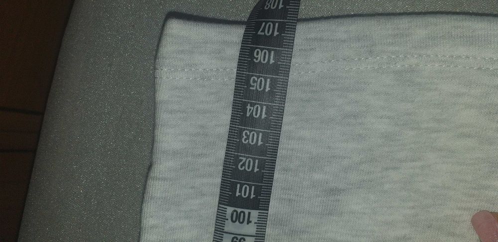 Szare dresy z szerokimi nogawkami