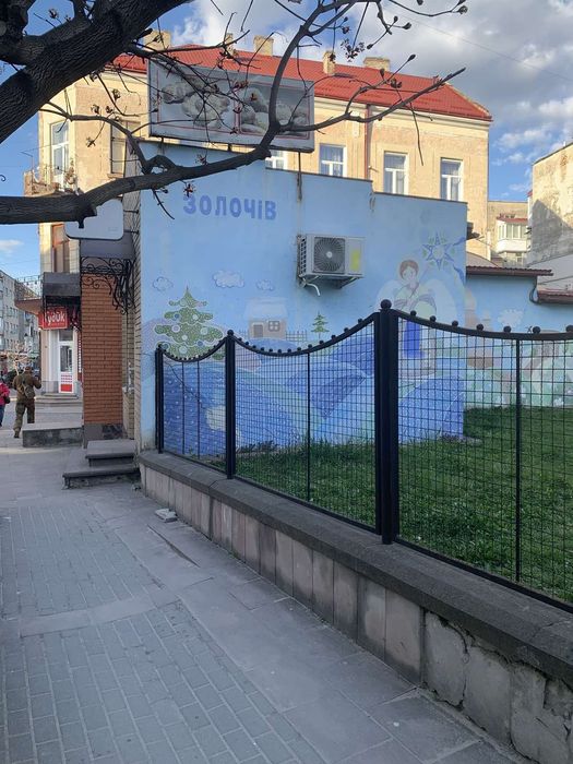Продається  діючий магазин у центрі міста Золочів