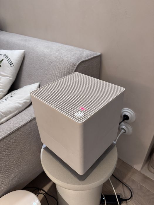 Sprzadam nawilzacz powietrza Stadler Form Oskar w kolorze białym.