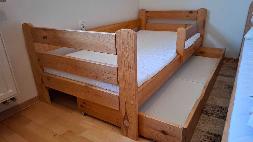 REZ_Łóżeczko dziecięce sosnowe z szufladą i czystym materacem.