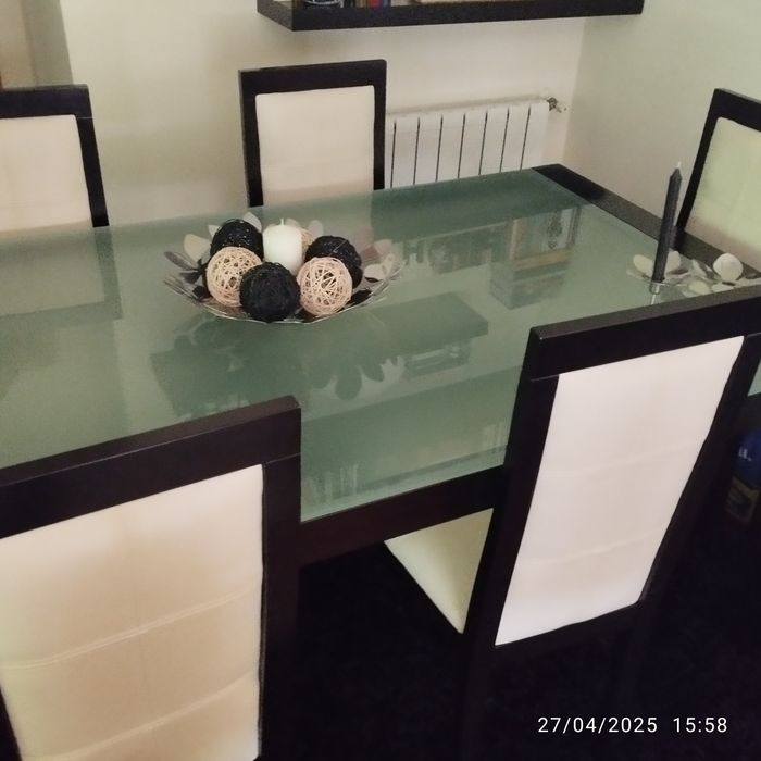 Mesa em bangué preto, com vidro fosco mais  6 cadeiras