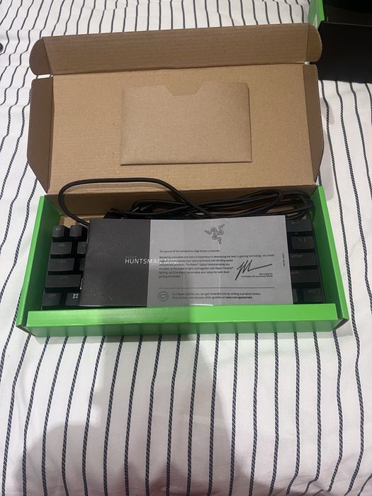 Razer Huntsman Mini 60% RGB – teclado gaming switches roxos