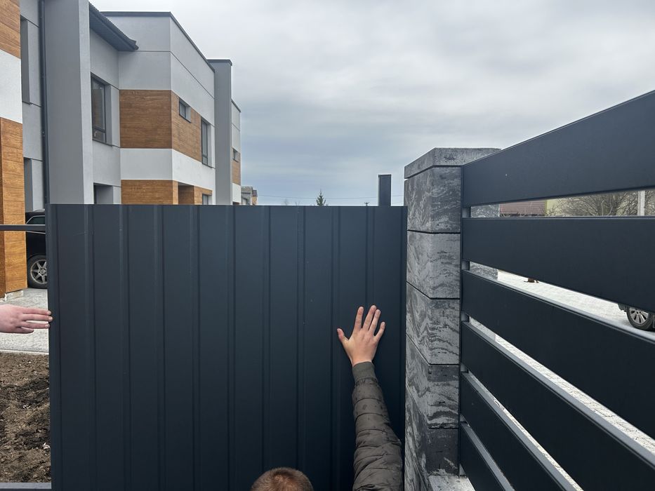 Монтаж парканів огорож