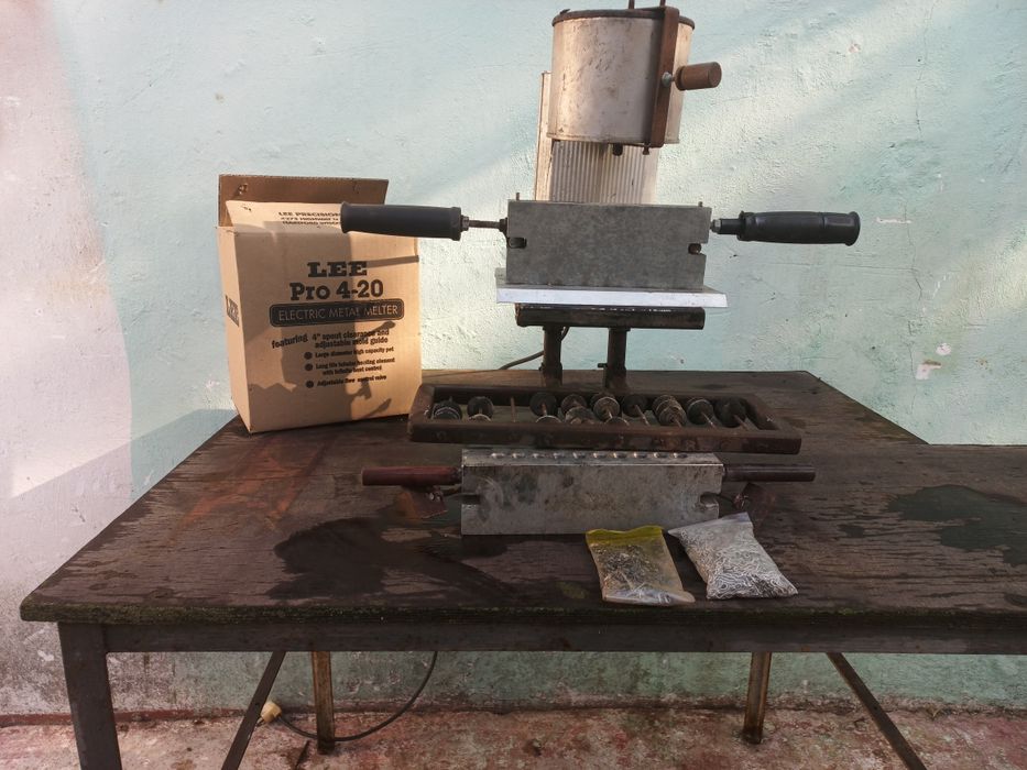 Тигель для плавки свинца, форми для грузил.