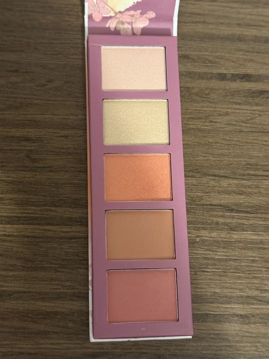 Essence peachy blossom paletka róży do policzków
