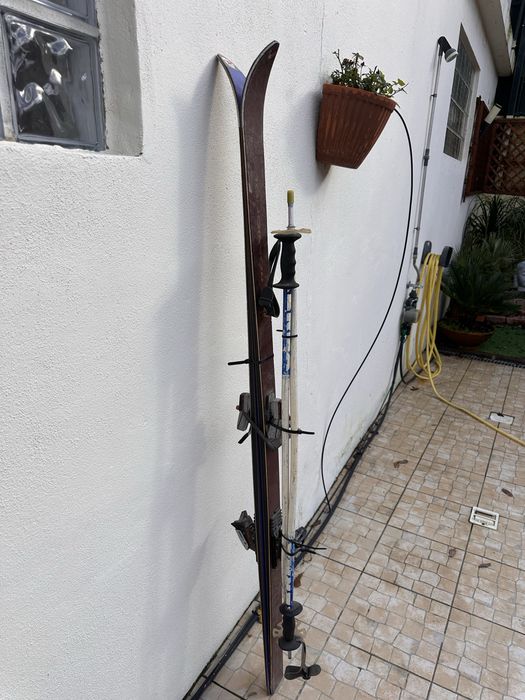 Lote de 2 Conjuntos de Esqui Rossignol com Bastões – Vintage