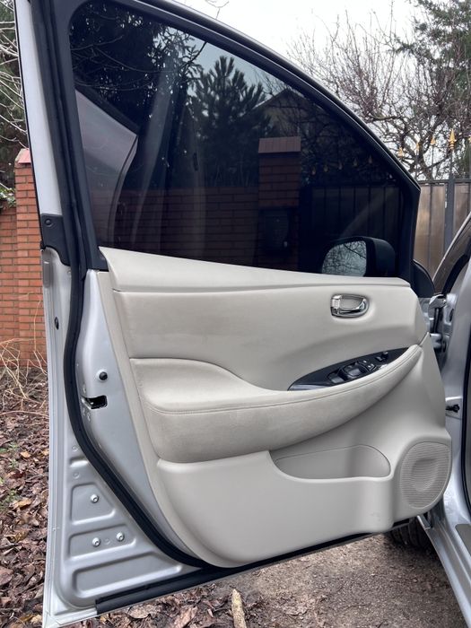 Продам Nissan Leaf 9/12 . Возможен обмен