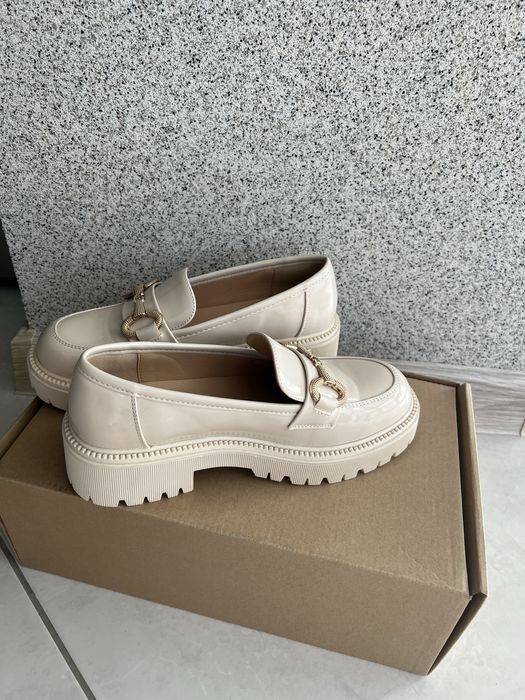 Жіночі бежеві лофери 36 розмір