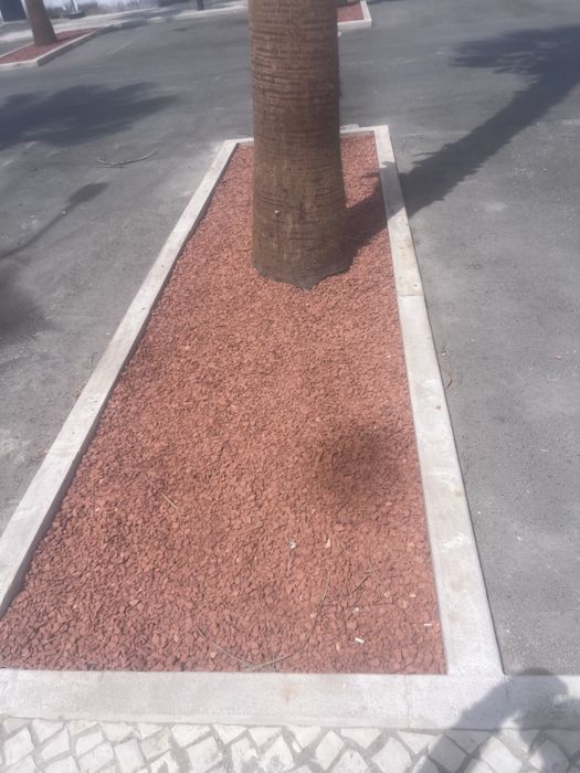 Serviços de calcetagem, pintura, bricolage, jardinagens, piquenos aranjos e reparaçõs domésticas .