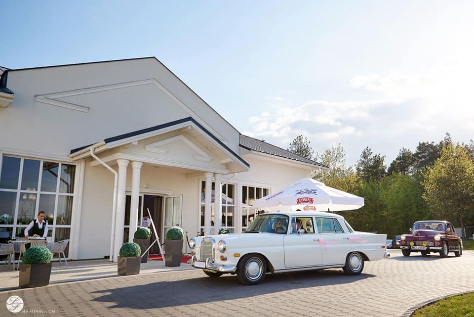 Biały Mercedes W110 do ślubu, retro , Klasyk samochód do ślubu