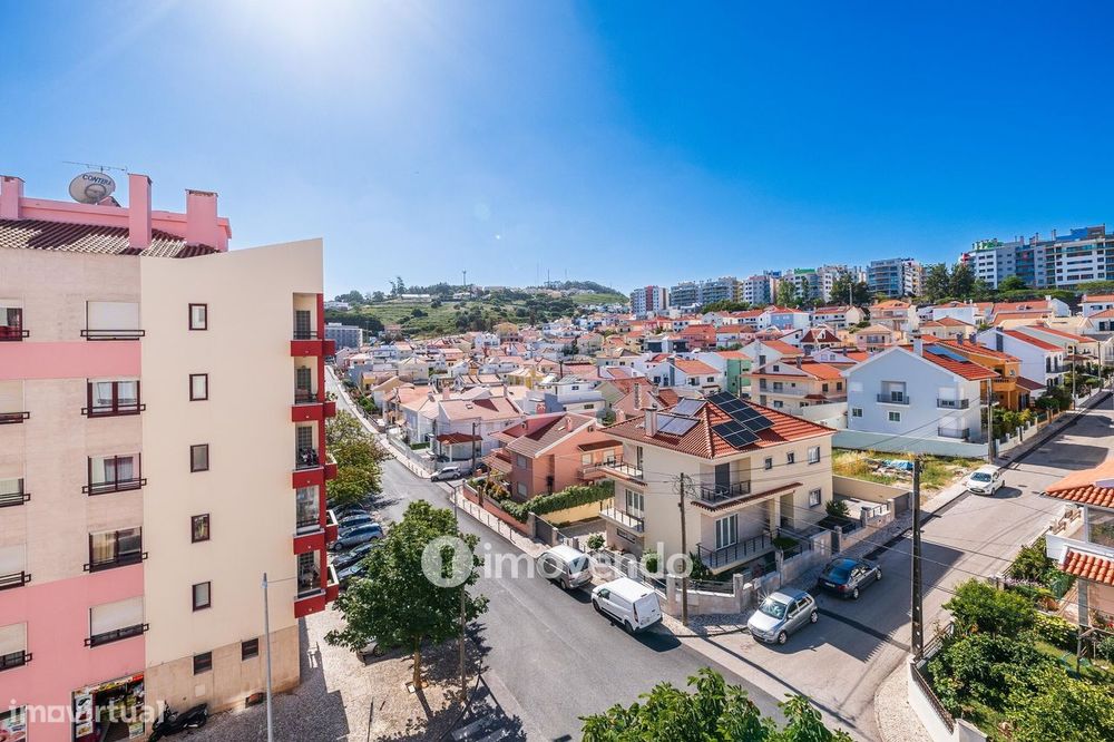 Apartamento T2, com lugar de estacionamento e arrecadação, na Ramada