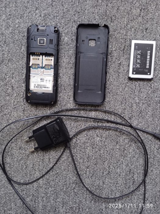 Кнопочний телефон Samsung