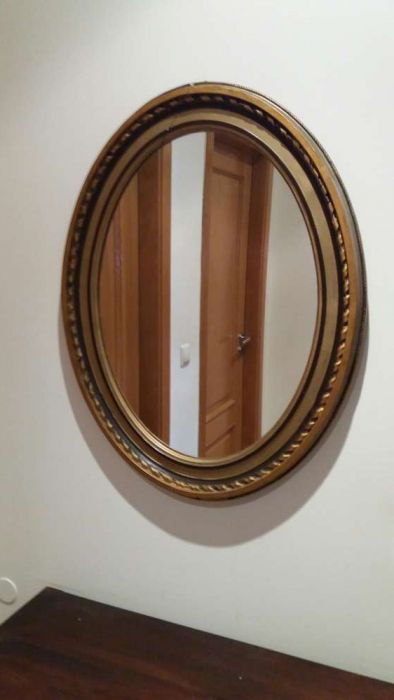Espelho oval com moldura em madeira