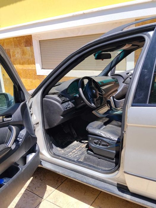 Viatura  BMW X53 trata o próprio
