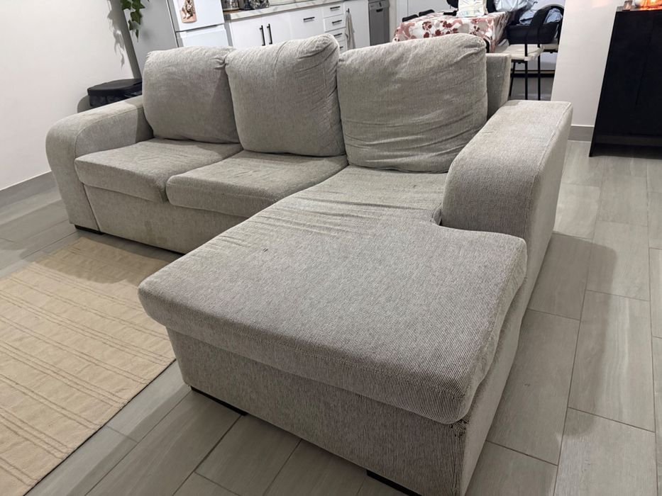 Sofá Cinza bastante cómodo