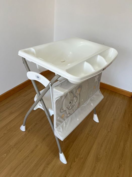 Banheira com trocador de bebé