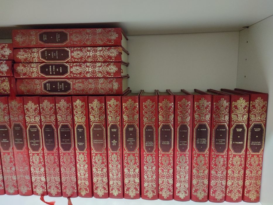 Coleção de livros encadernados