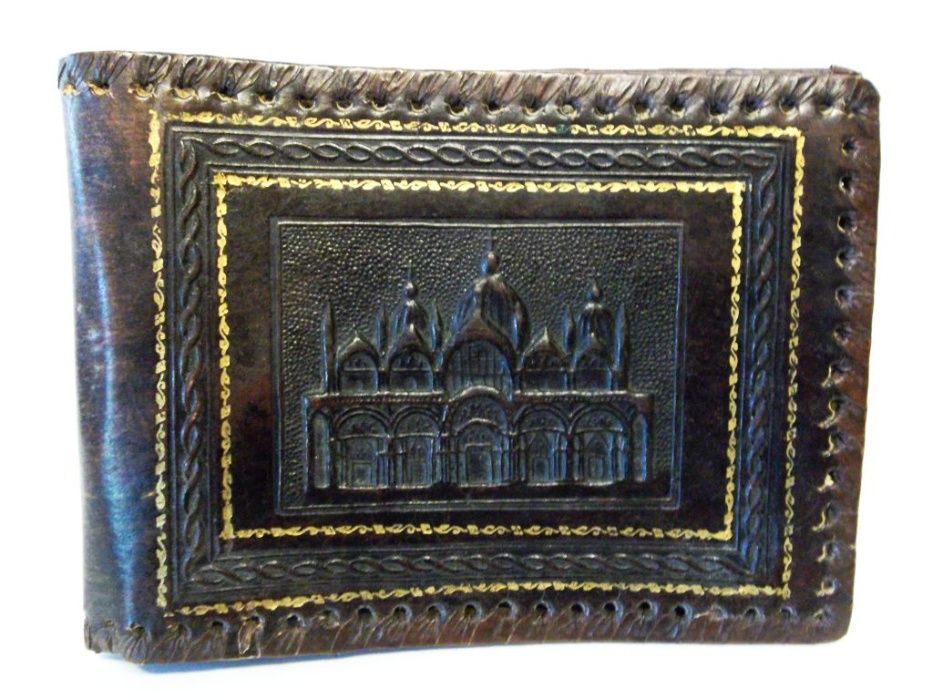 antigo álbum de fotografia em couro com relevo imagem oriental