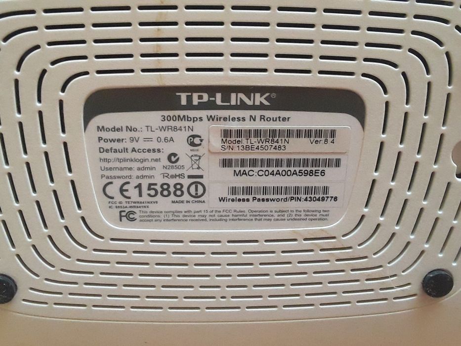 Router TP-Link com cabos