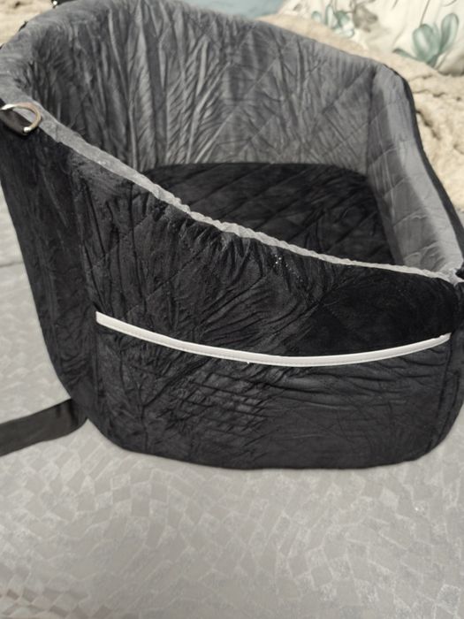 Assento para cães para carro com cinto de segurança, bolso de armazenamento e antiderrapante.