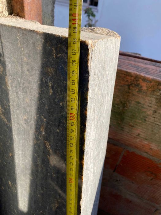 Tira de Granito Escuro com Reflexos Dourados