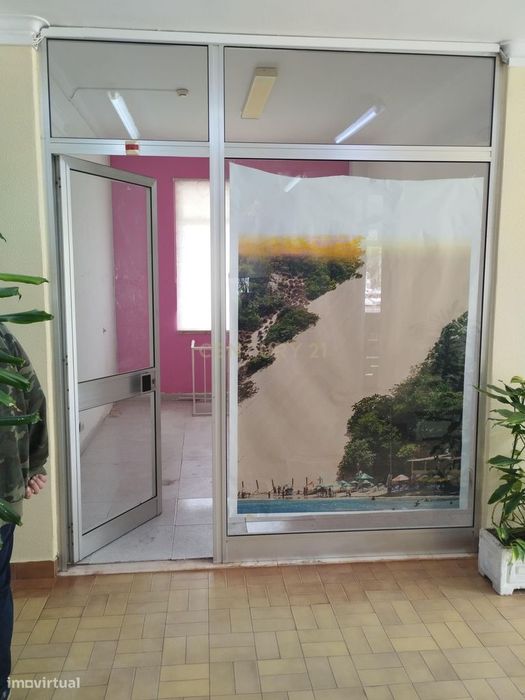 Loja com 2 pisos no centro comercial D'Avenida - Quinta do Rouxinol