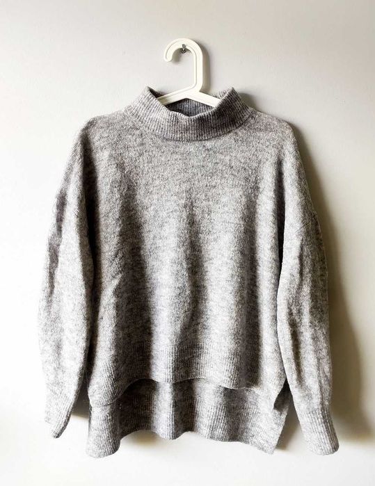 Szary sweter oversize