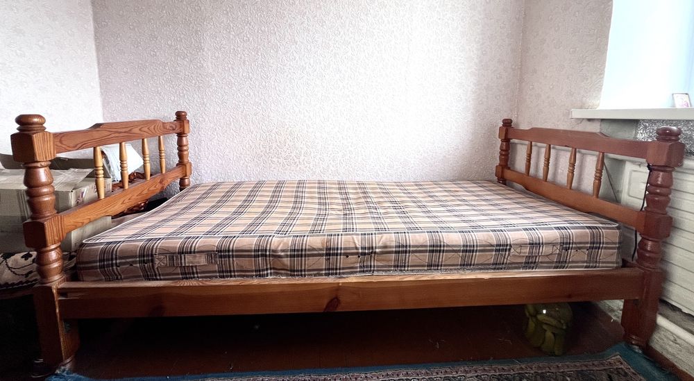 Деревʼяне ліжко односпальне