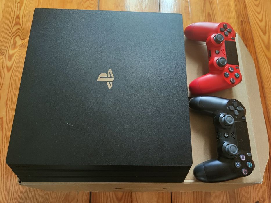 PS4 (PlayStation 4) Pro + 2 Comandos