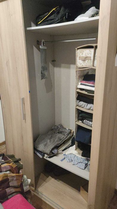 Roupeiro com espelho e portas de correr