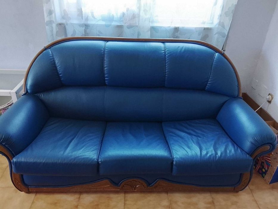 olá a todos tenho um sofá cama de 3 lugares e dois de um lugar cada em couro azul para vender por 100 euros,