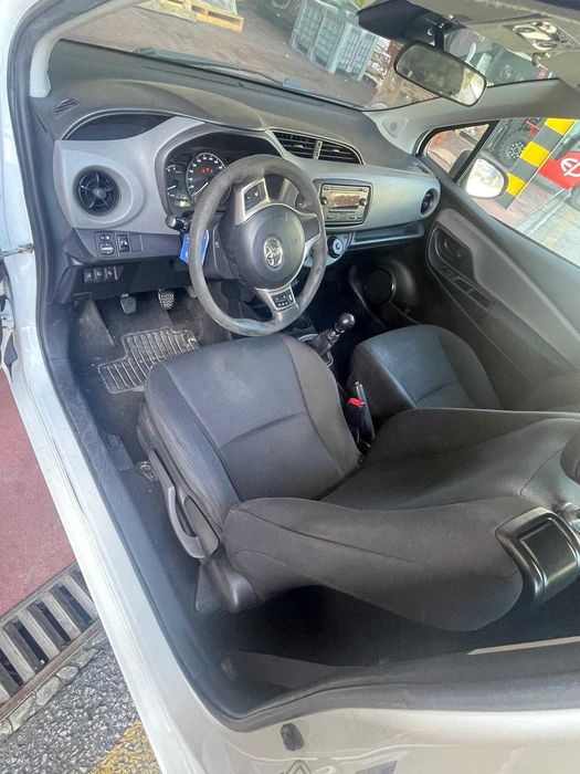 Toyota Yaris Comercial 1.0 – Branco – Económico e Fiável