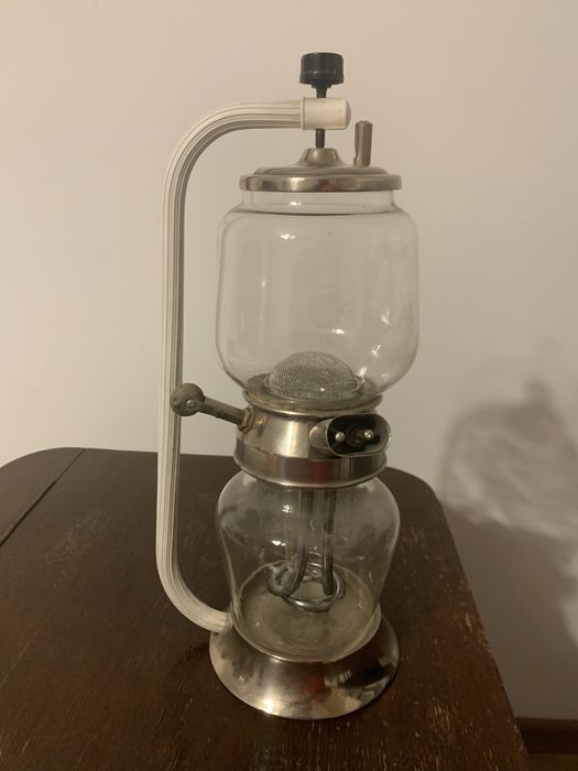 Elektryczny zaparzacz do kawy lub herbaty z okresu PRL-u.