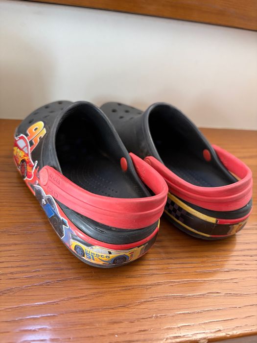 Crocs 13 czarne z autami rozm 30/31