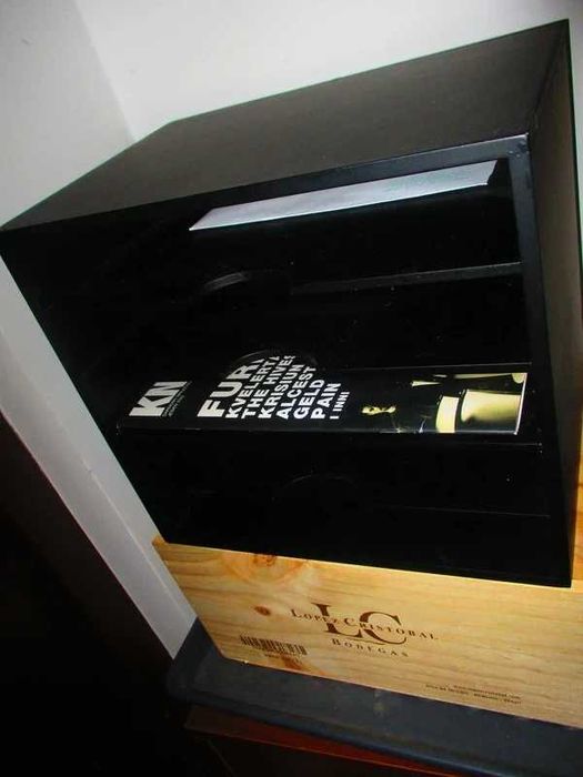 Półeczka z przegródkami a la kallax, gazety listy , dokumenty