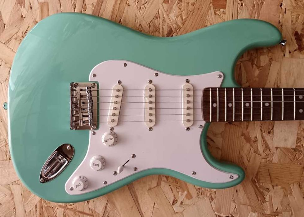 Fender Squier Bullet Stratocaster ht Sfm Seafoam Green