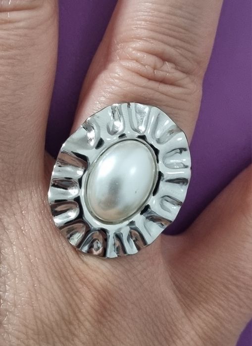 Anel prateado, em aço inoxidável, com uma pérola. Ajustável