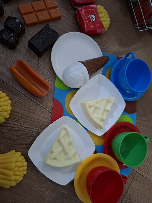 Proodukty i akcesoria do zabawy, kuchnia, sklep, kawiarnia.