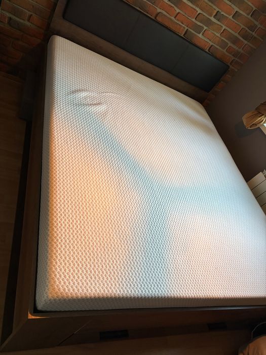 Łóżko z materacem