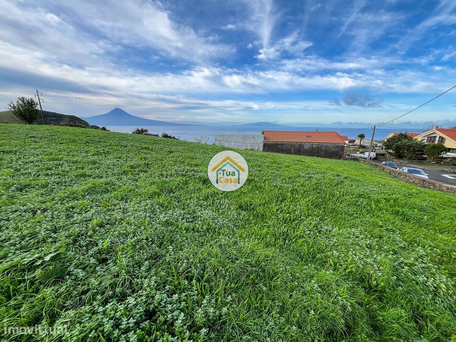 Terreno com Vistas sobre o Pico, Faial, entre Morro e as Exuberantes P