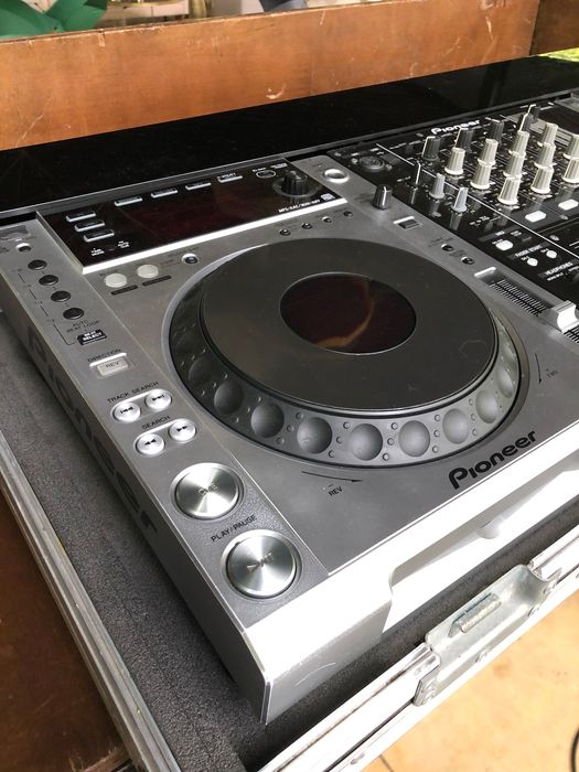 Flight Case com 2 Pioneer Cdjs 850 e uma mesa Pioneer Djm 750