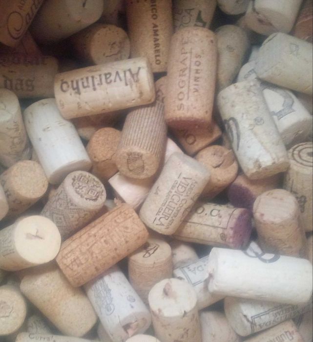 Rolhas usadas (vinho) limpas, para reutilização — artesanato/bricolage