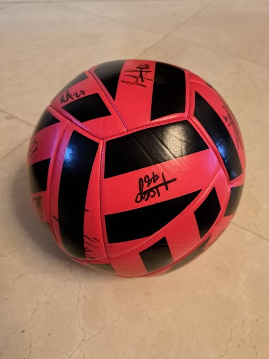 Bola Oficial do SL Benfica — Assinada à Mão pelo Plantel 2020/21