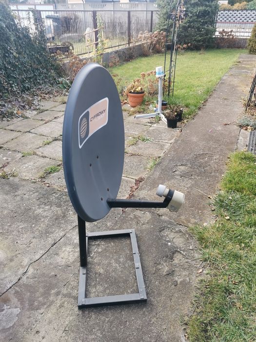Mobilna antena satelitarna ze stojakiem