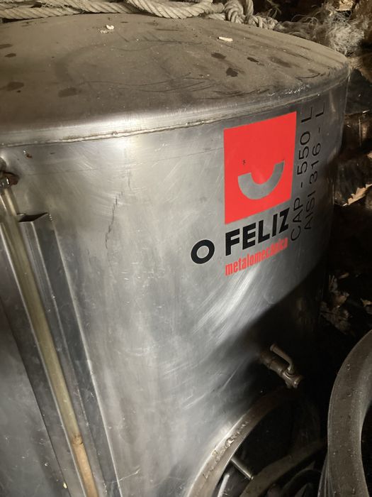 Cubas inox e prensa de uvas