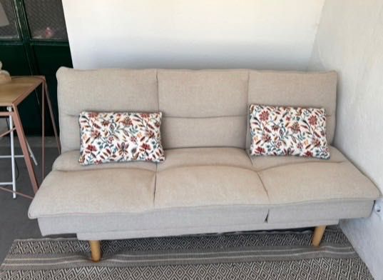 Sofá cama/chaise longue da Sklum, modelo Veka cor creme, em bom estado