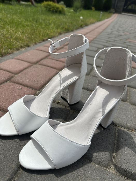 Босоніжки білі, шкіряні, 40 розмір