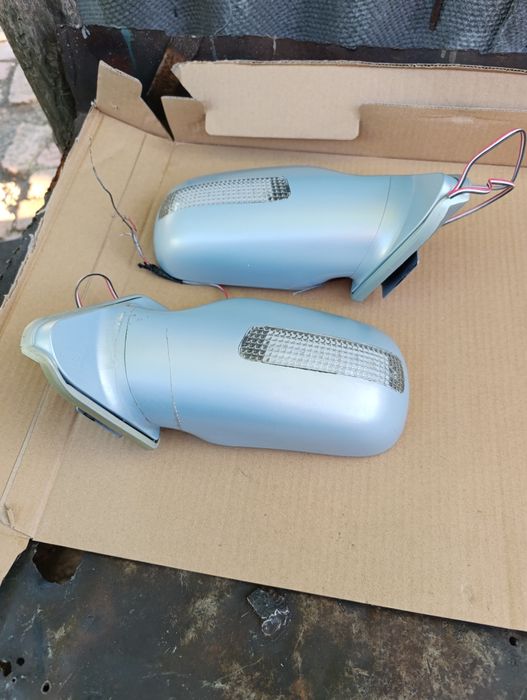 два дзеркала в хорошому стані праве і ліве з поворотніками.